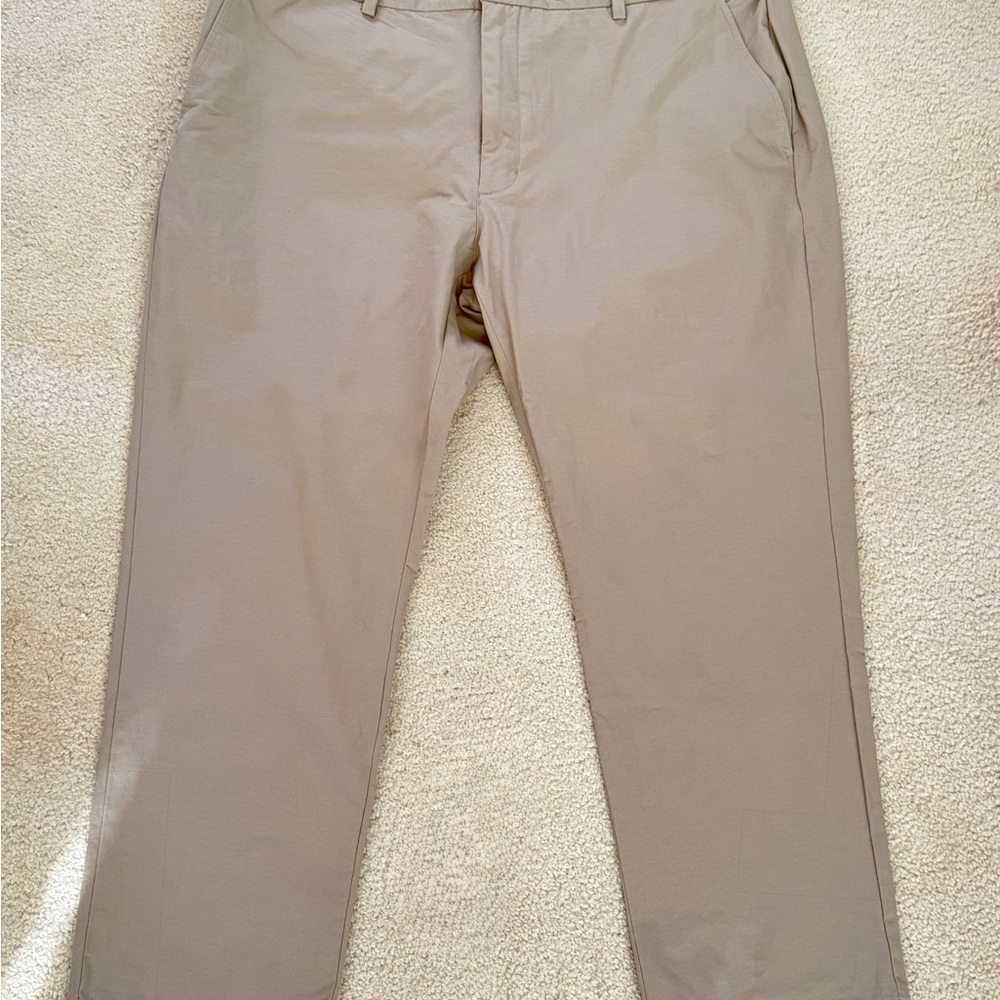 Vineyard Vines Men's ON-THE-GO Pant OTC size 44x30 Khaki Color Good Condition